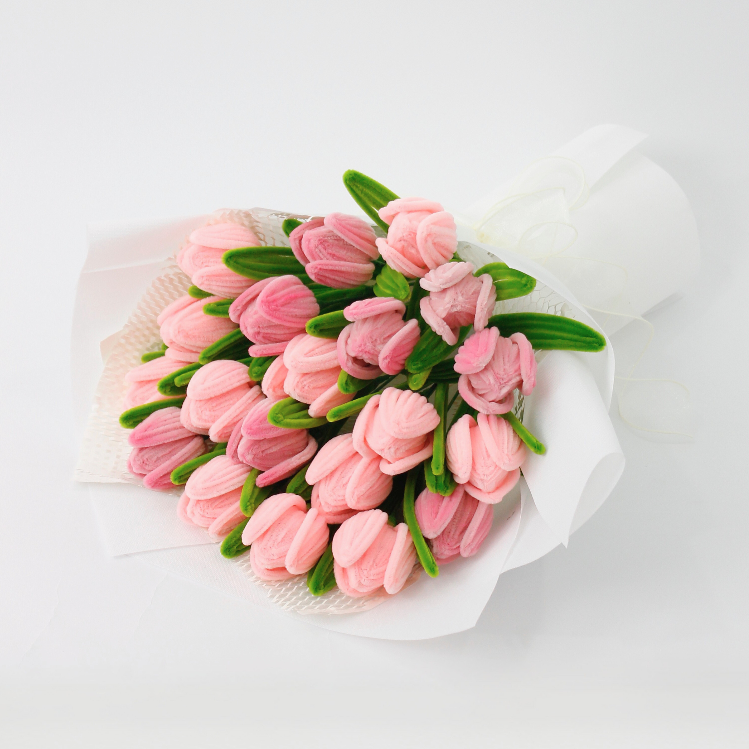 Beautiful bouquet of 20 pink tulips made from fuzzy pipe cleaners. A charming handmade flower arrangement, perfect as a long-lasting gift or for aesthetic home decoration.
