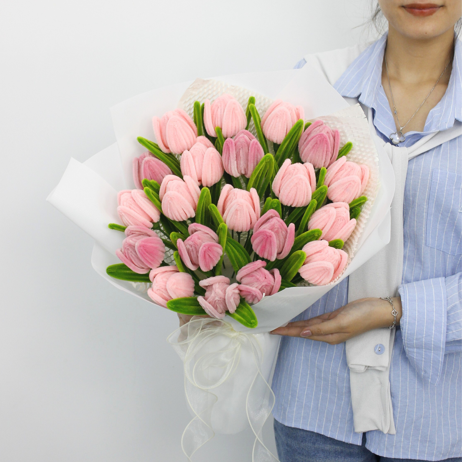 Handmade bouquet of 20 pink tulips crafted from fuzzy pipe cleaners. A soft, long-lasting floral gift perfect for birthdays, anniversaries, or home decoration. Elegant and full of charm.